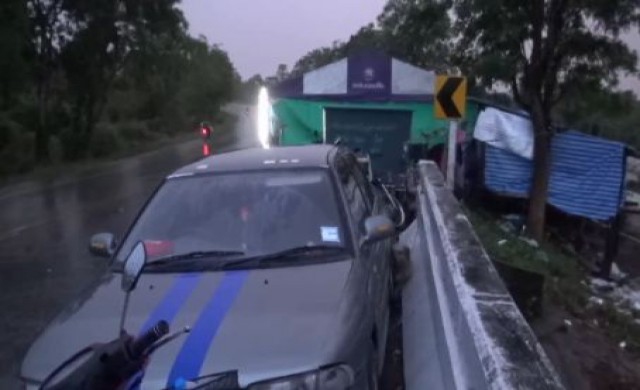 ฝนตกหนักจ.ตรัง ลมพัดแรงใส่เต้นท์อพยพพัง