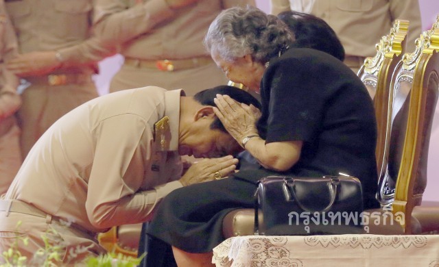 'ประยุทธ์' ร่วมวันครู ลั่นไม่ร้าย-ขอร่วมมือให้ปท.หลุดกับดัก