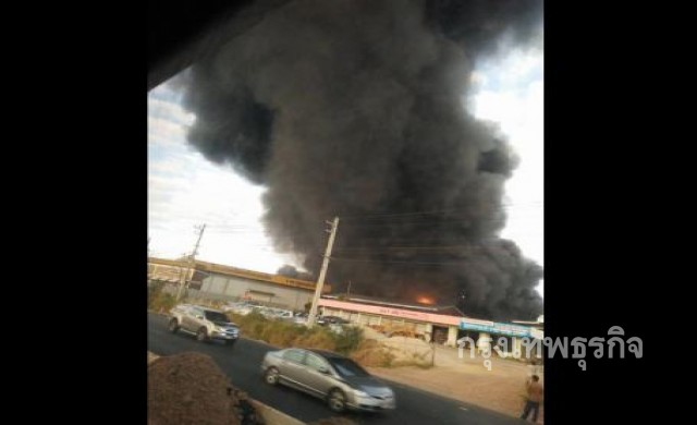 ไฟไหม้โรงงานผลิตหลังคาเหล็กสีคิ้ว  