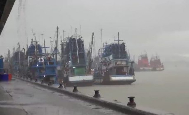 เรือประมงกลับเข้าฝั่ง หลังอุตุใต้เตือนฝนตกหนักคลื่นลมแรง
