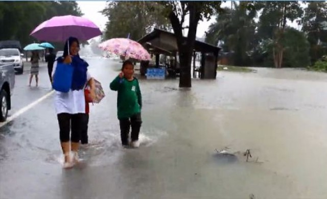 น้ำท่วมถนนสายหลัก นราฯ จัดเวรเฝ้าระวังห่วงเกิดอุบัติเหตุ
