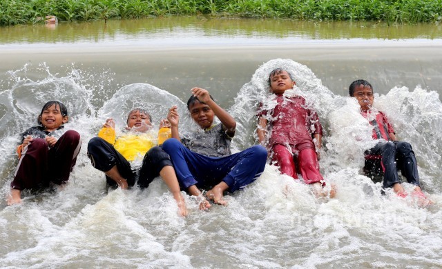 ชุดภาพเด็กๆลงเล่นน้ำเขื่อนปัตตานี