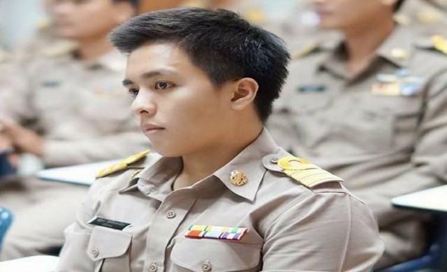 เปิดประวัติ 'ปลัดหนุ่มหล่อโสด' ที่กำลังดังในโซเซียล