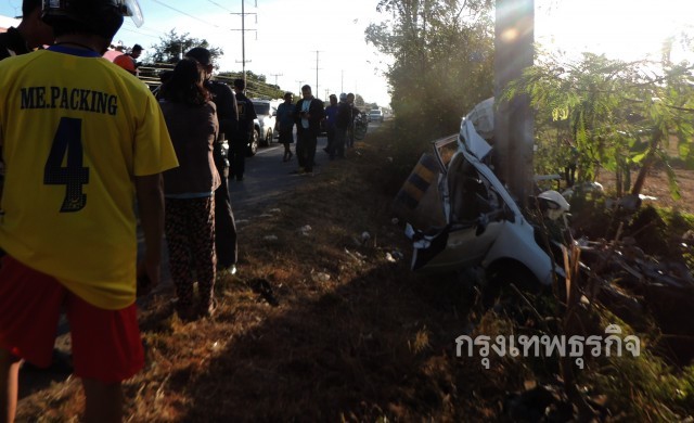 เก๋งซิ่งแข่งกันหลบชนเสาไฟฟ้าข้างทาง รถเละคนขับดับ