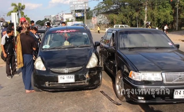 พระสงฆ์ขับรถเก๋ง พุ่งออกจากซอย ชนรถฤาษีกลางแยก