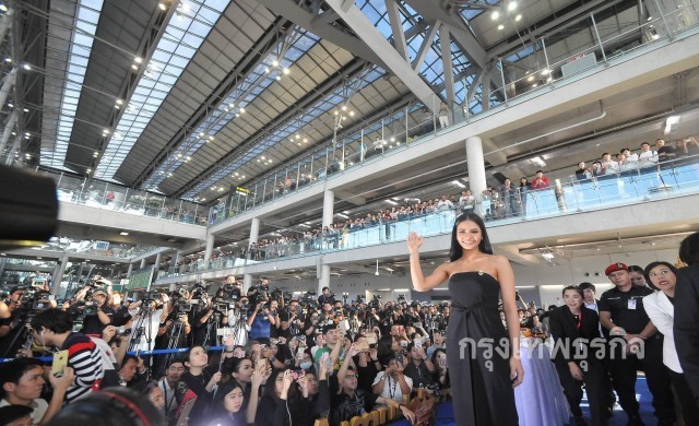 'น้ำตาล'ถึงไทยแล้ว แฟนคลับแห่ต้อนรับแน่น
