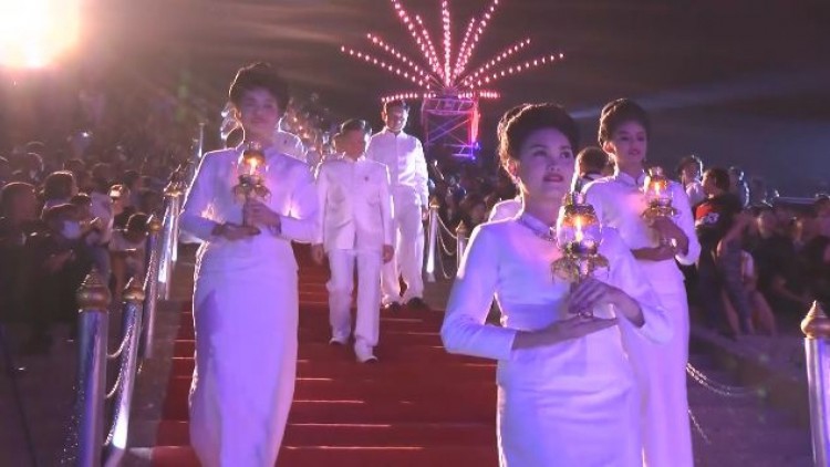 พิจิตรประชาชนนับหมื่นคน ชมไหลเรือไฟคืนสุดท้าย