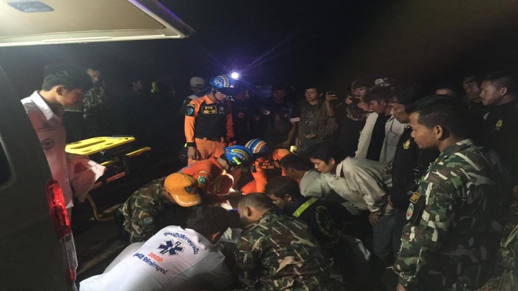 ระทึก!! นทท.สาวเดินพลาดไถลตกเขาช้างเผือก