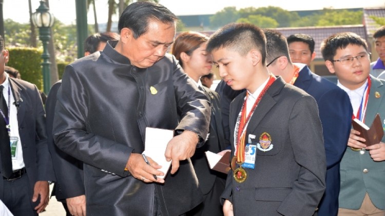 ชี้ปัญหาของประเทศตอนนี้ คือรัฐบาลคสช.-แนะปรับครม.