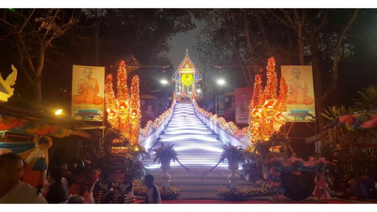 งานประเพณีพิจิตร เดินขึ้นเขาปิดทอง ไหว้พระเพ็ญเดือน3