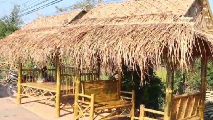 หนุ่มพรหมพิราม ยึดอาชีพหัตถกรรมไม้ไผ่ เลี้ยงครอบครัว