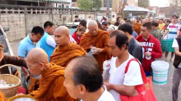 ชาวอุดรฯร่วมทำบุญ ตักบาตรวันมาฆบูชา