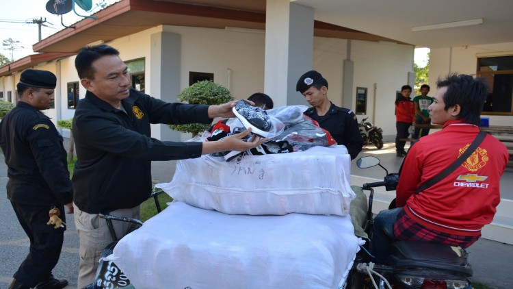สกัดจับหนุ่มเขมร ลอบขนรองเท้ากีฬาละเมิดลิขสิทธิ์