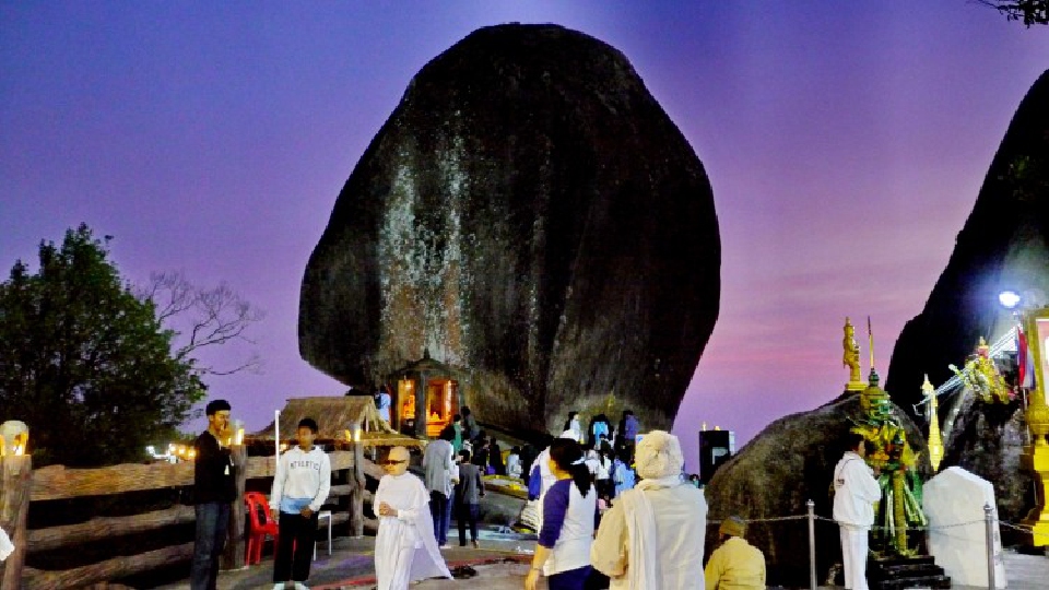 ผู้แสวงบุญเริ่มทยอยกลับ จากพระบาทพลวง เขาคิชฌกูฏ