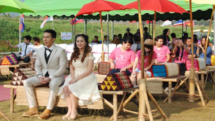 โคราชจัดจดทะเบียนสมรสหมู่ ที่สะพานร้อยปีให้ความรักยืนยาว