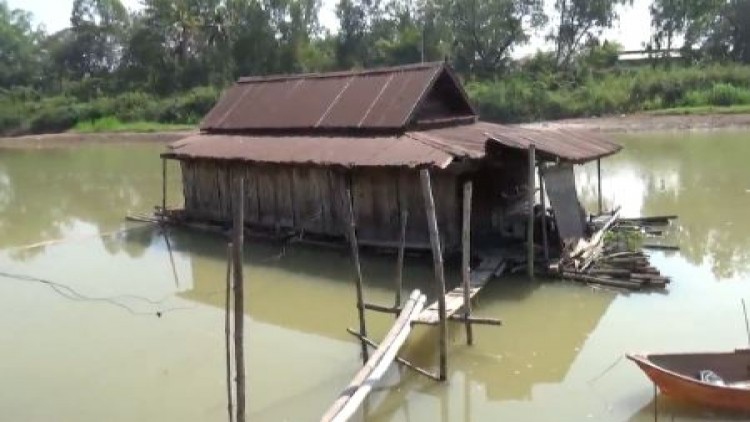 เรือนแพสองหลังสุดท้าย เคียงคู่คลองบางแก้ว
