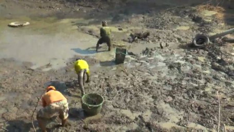 ชาวบ้านสูบน้ำจับปลาขาย หาเงินซื้อปุ๋ยเตรียมทำนาปี