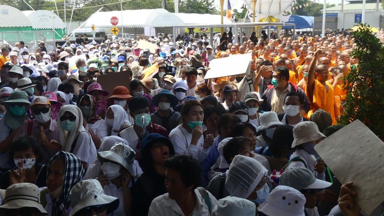คำสั่งDSIไร้ผล พระ-ลูกศิษย์ ปักหลักสวดมนต์ภายในประตู5