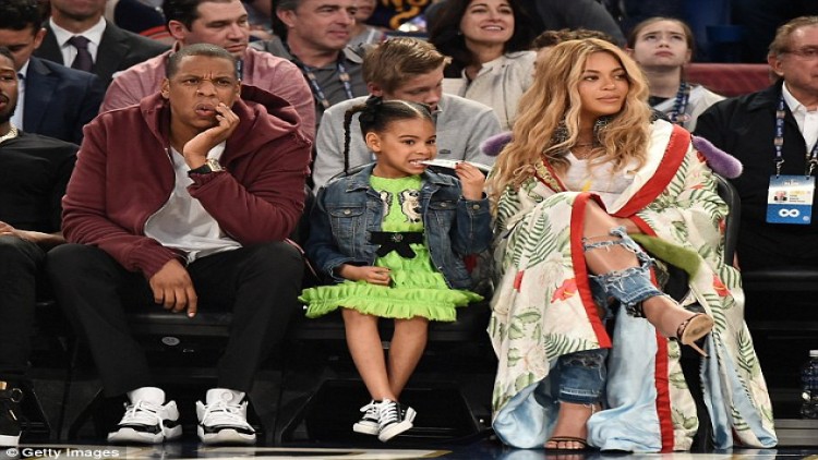 “บียอนเซ่” อุ้มท้องไปนั่งดูบาสติดขอบสนาม