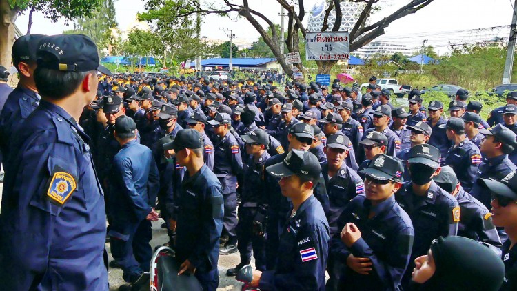 ตำรวจ26กองร้อย-จนท.ดีเอสไอ ผนึกกำลังตรึงวัดธรรมกาย