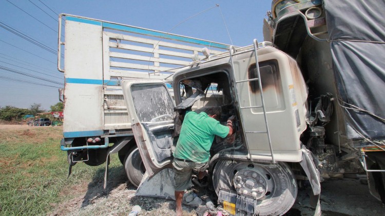 บรรทุกพ่วงชนรถเทลเลอร์ยับ รอดตายปาฏิหาริย์