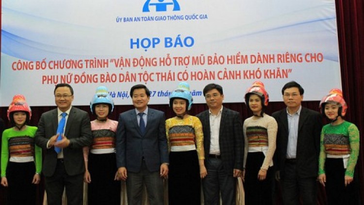 ‘เวียดนาม’ เปิดตัวหมวกกันน็อคทรงสูง