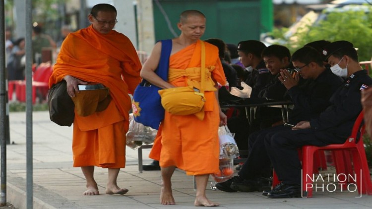 บรรยากาศช่วงเช้า พระธรรมกายออกบิณฑบาต