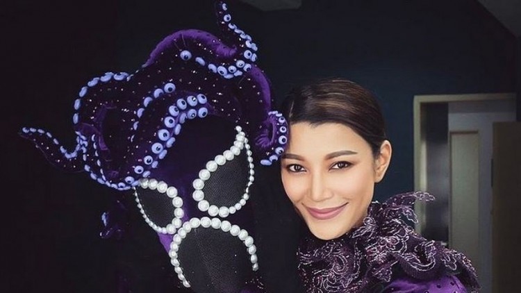 ชาวเน็ตทึ่ง !! หน้ากากปลาหมึก แท้จริงคือ “เอมมี่ มรกต"