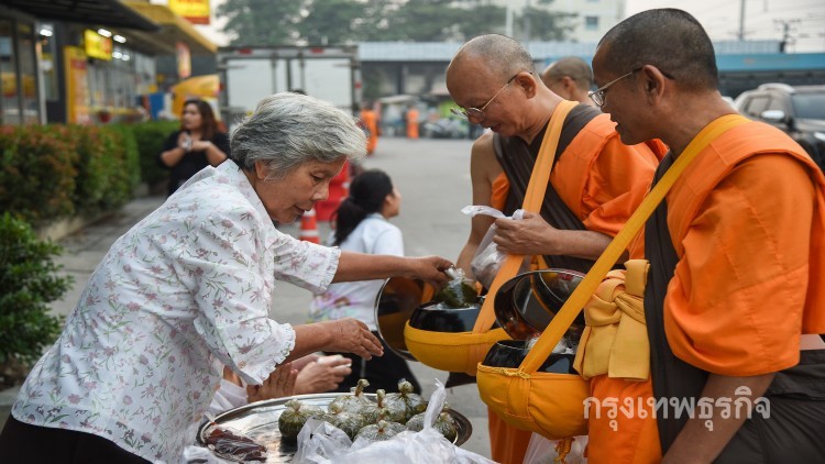 ปชช.นั่งคอยใส่บาตรพระธรรมกาย บริเวณประตู7เนืองแน่น