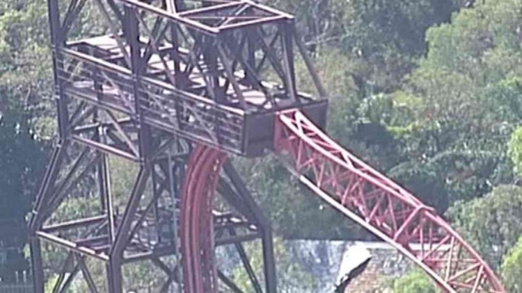 รถไฟเหาะออสเตรเลีย 'หยุดกลางเวหา'