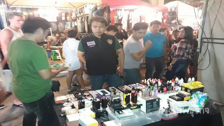 ลุยจับบุหรี่ไฟฟ้า กลางตลาดนัดเมืองพัทยา