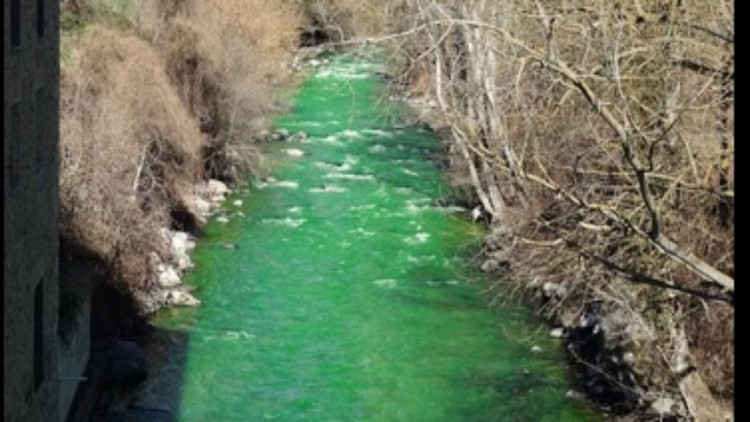 อึ้ง! แม่น้ำสีเขียวมรกต