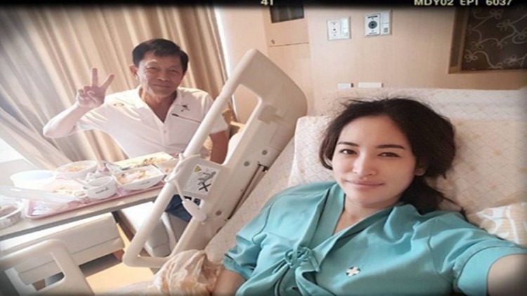 โหมงานหนัก!!! จนร่างพัง “พลอย-พลอยพรรณ” ถูกหามส่งโรงพยาบาล