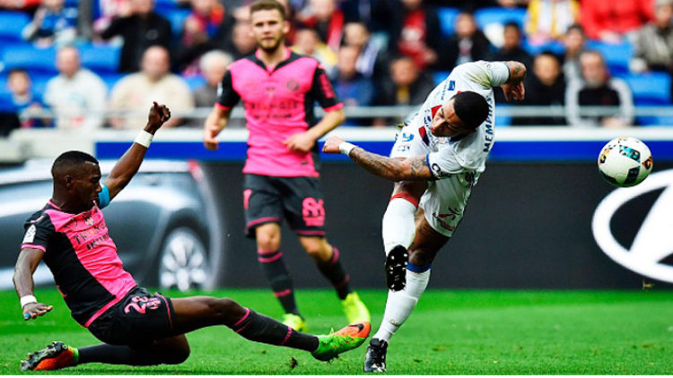 ครึ่งสนาม!!เดอปายซัดไกลสุดสวยให้ลียง (มีคลิป)