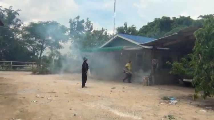 อบต.เขาคันทรงระดมพ่นยา กำจัดยุงหลังพบผู้ป่วยไข้เลือดออก