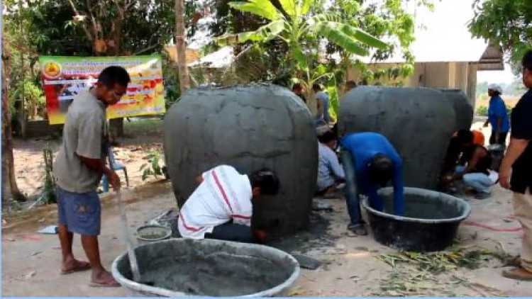 สอนปั้นโอ่งยักษ์ให้ชาวบ้าน กักเก็บน้ำไว้ใช้หน้าแล้ง