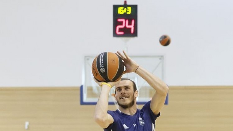 แข้งราชันชุดขาวซ้อมชู้ตบาส