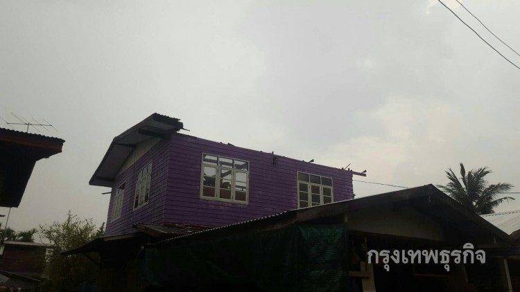 พายุฤดูร้อนพัดถล่มบ้านเรือนราษฏรจ.สุรินทร์ ยุ้งข้าวพังยับ