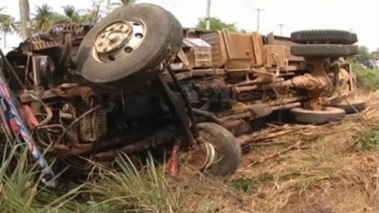 รถบรรทุกอ้อยชนรถขนปุ๋ยขี้เป็ด พลิกคว่ำเจ็บ 3 ราย