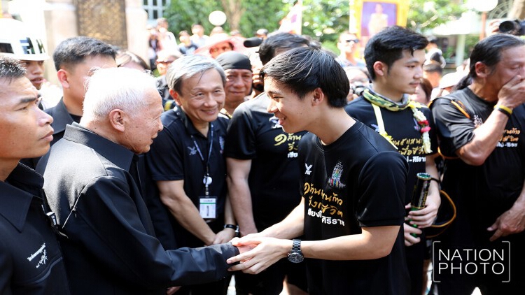 "พลเอกเปรม" เป็นประธานต้อนรับกิจกรรม "1 ล้าน 5 แสนก้าว"