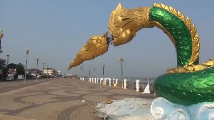 พายุฤดูร้อนพัดรูปปั้นพญานาคริมโขงเสียหาย-เสาไฟหัก