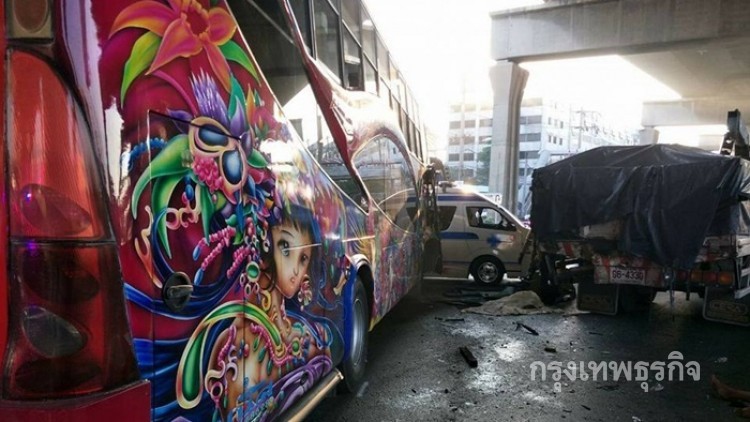 บัสเบรคแตกชนท้ายรถบรรทุก พุ่งซัดรถพยาบาลอีกคัน เจ็บ9