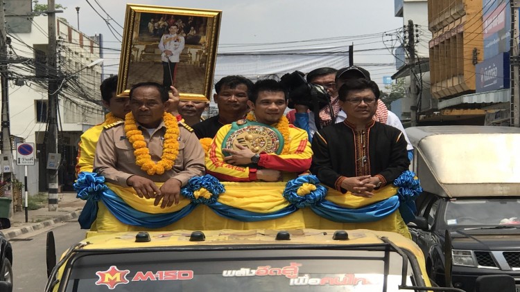 "ศรีสะเกษ"ขึ้นขบวนแห่ที่บ้านเกิด (ภาพชุด)