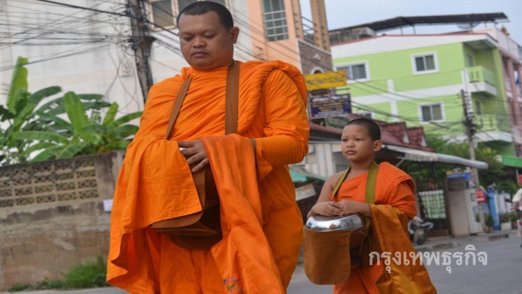 ชื่นชมพ่อบวชพระ ลูกบวชเณร ปิดเทอมให้ศึกษาธรรมะ