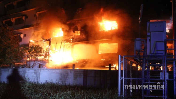 ไฟไหม้ตึก4ชั้นร้านอะไหล่รถยนต์ ลามวอด3คูหา