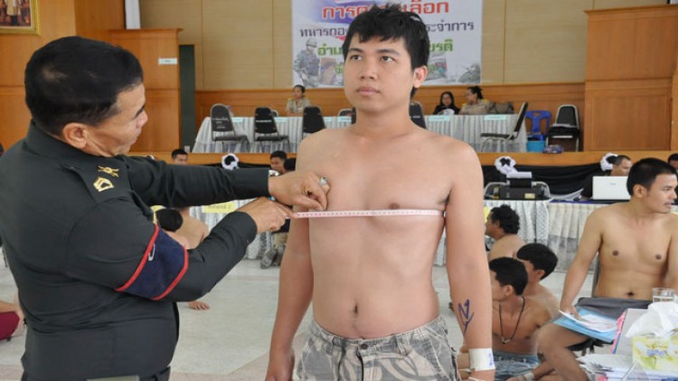 เกณฑ์ทหารที่โคราชคึกคัก คัดเลือกเป็นทหารในอัตรา1ต่อ5คน