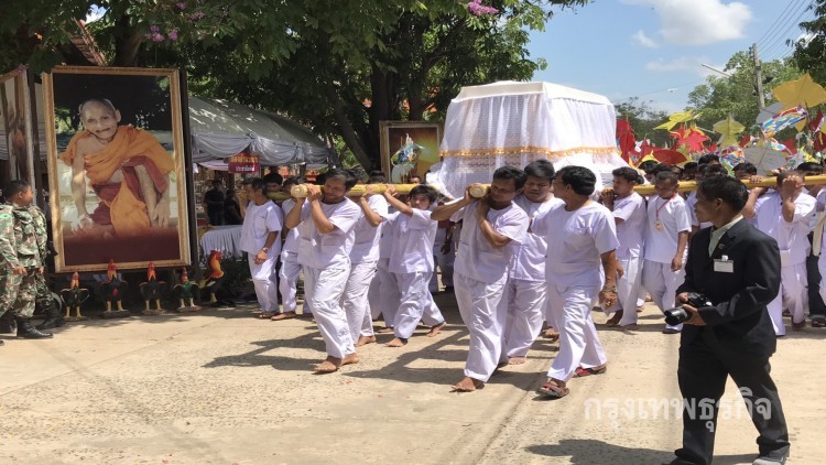 ปชช.ล้นวัด เปลี่ยนผ้าไตรสรีระสังขารหลวงปู่สรวง