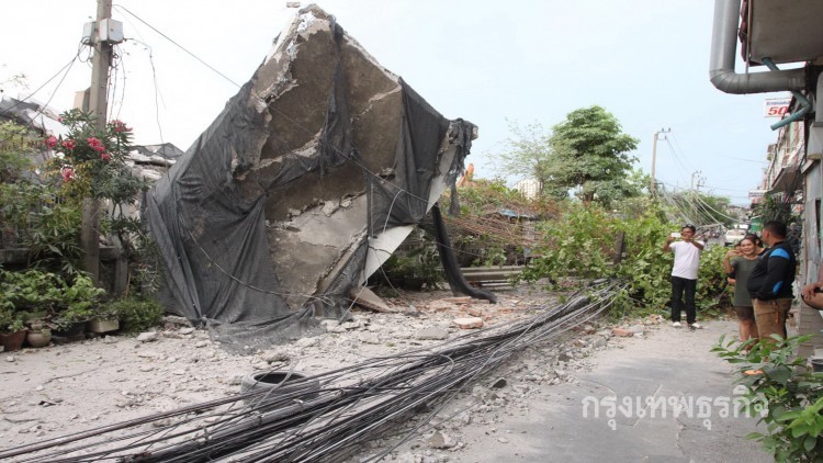 ระทึก!!ผู้รับเหมาชุ่ยรื้ออาคารย่านดินแดงพลาด