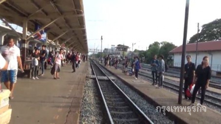 ปชช.เดินทางกลับโดยรถไฟ-รถโดยสารอย่างหนาแน่น