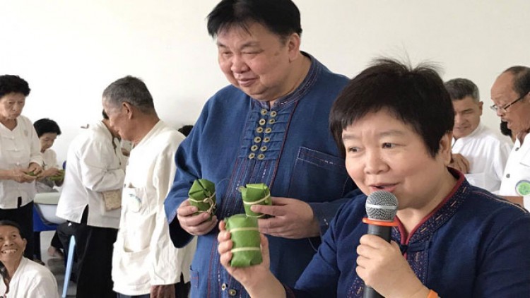 ผู้สูงอายุุรวม17,000ปี ทำข้าวต้มมัด แจกฟรีวันสงกรานต์ 